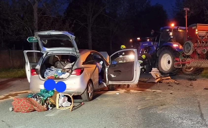 Pijany 72-latek z powiatu piotrkowskiego rozbił auto o ciągnik [FOTO] - Zdjęcie główne