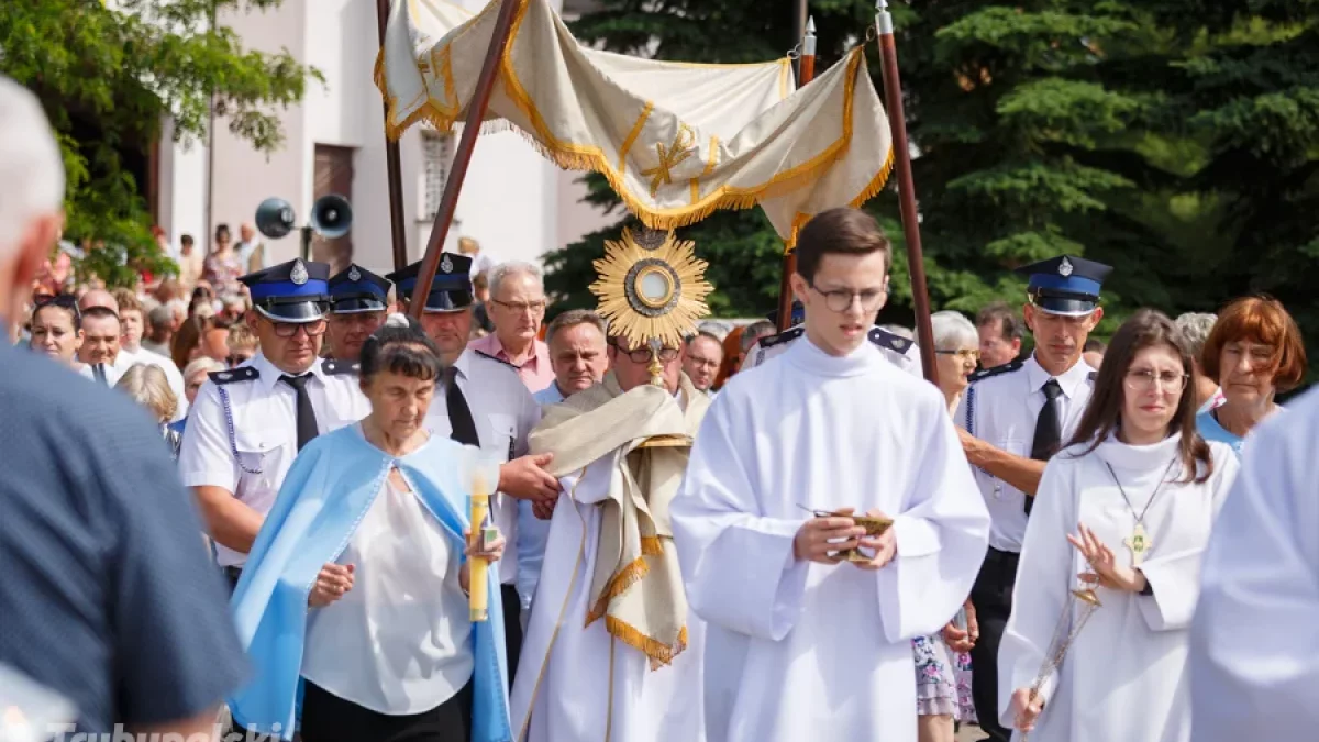 Czy w Boże Ciało trzeba iść do kościoła i na procesję? Jakie zasady obowiązują w Kościele?