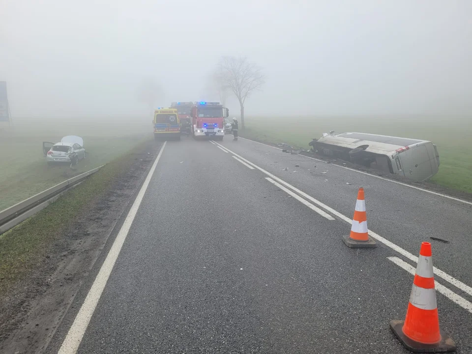 Zderzenie autobusu i dwóch osobówek na DK12 [ZDJĘCIA] - Zdjęcie główne