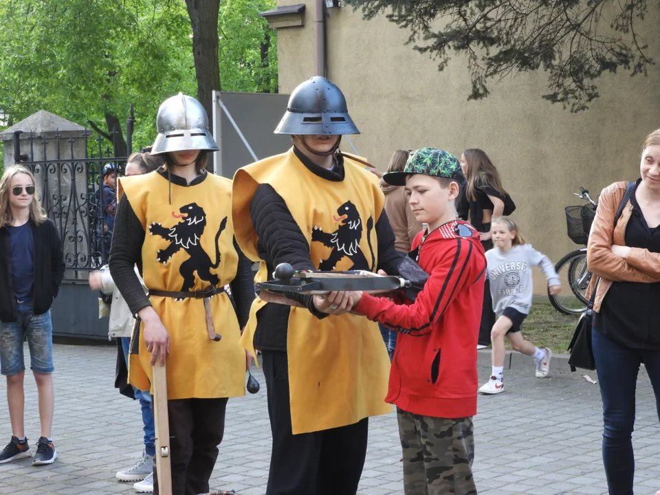 Walki rycerskie i polowanie na niedźwiedzia. Zobacz jak wyglądała tegoroczna "Noc Muzeów" w Piotrkowie [FOTO] - Zdjęcie główne