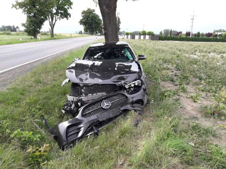 Niebezpiecznie pod Piotrkowem. Roztrzaskane BMW i mercedes [FOTO] - Zdjęcie główne