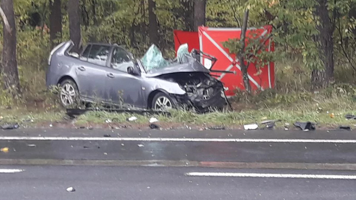 Śmiertelny wypadek w Piotrkowie. Nie żyje młoda kobieta. W samochodzie podróżowały dzieci - Zdjęcie główne