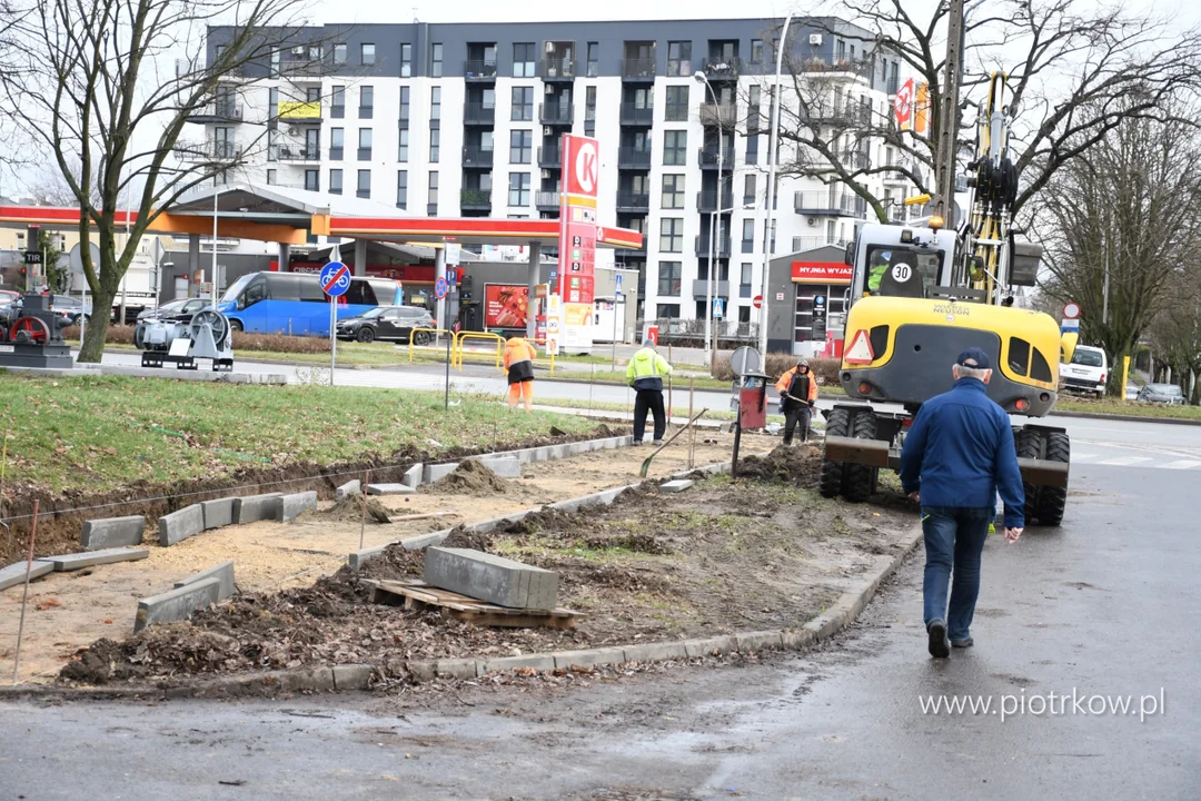 Kolejny chodnik w Piotrkowie przechodzi remont. Gdzie występują utrudnienia? - Zdjęcie główne