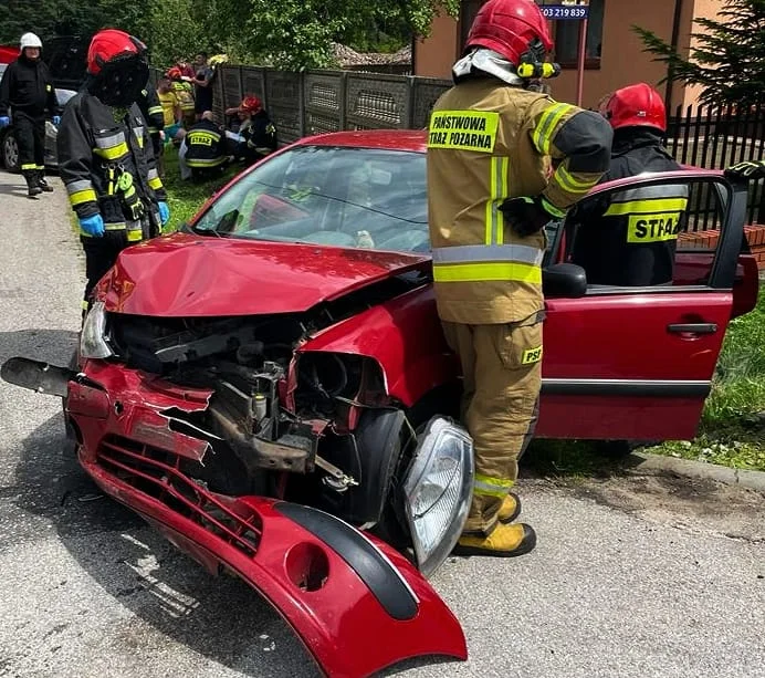 Groźny wypadek na skrzyżowaniu. Wezwano śmigłowiec LPR [FOTO] - Zdjęcie główne