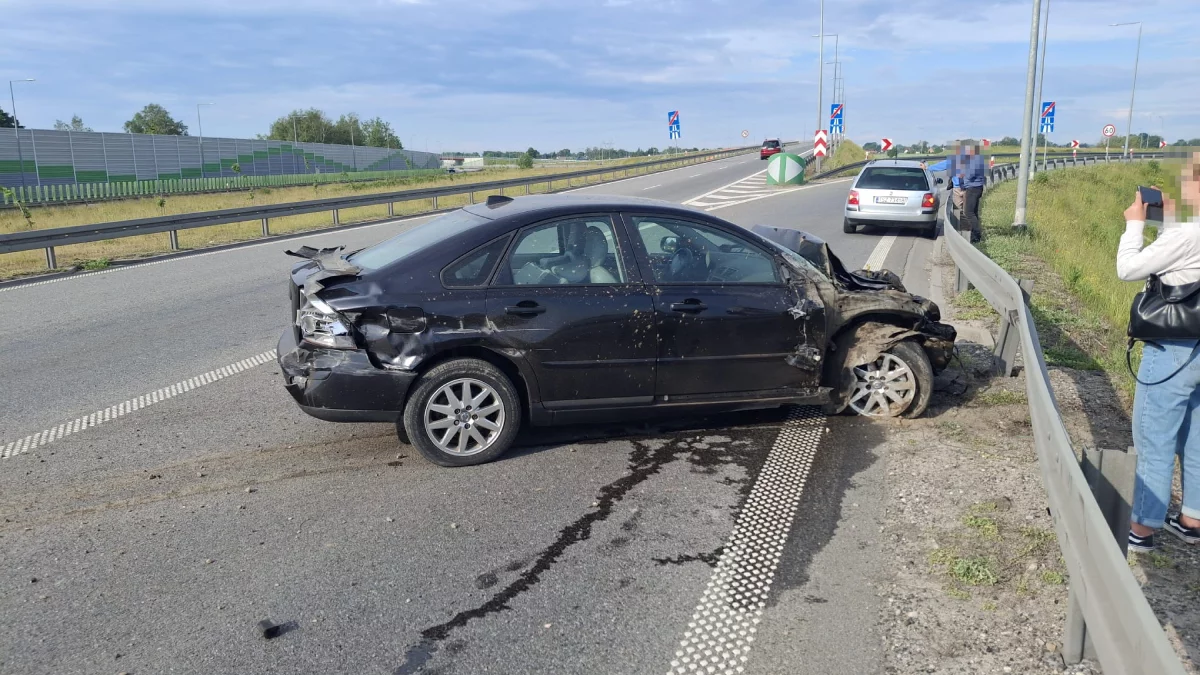 Wypadek na S8 pod Piotrkowem. Pijany kierowca wylądował na barierach