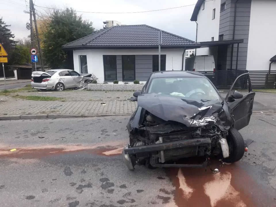 Kobieta w BMW doprowadziła do wypadku i uderzyła w budynek. Dwie osoby zostały ranne - Zdjęcie główne