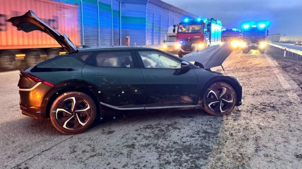 Samochód uderzył w bariery na A1. Na miejscu służby