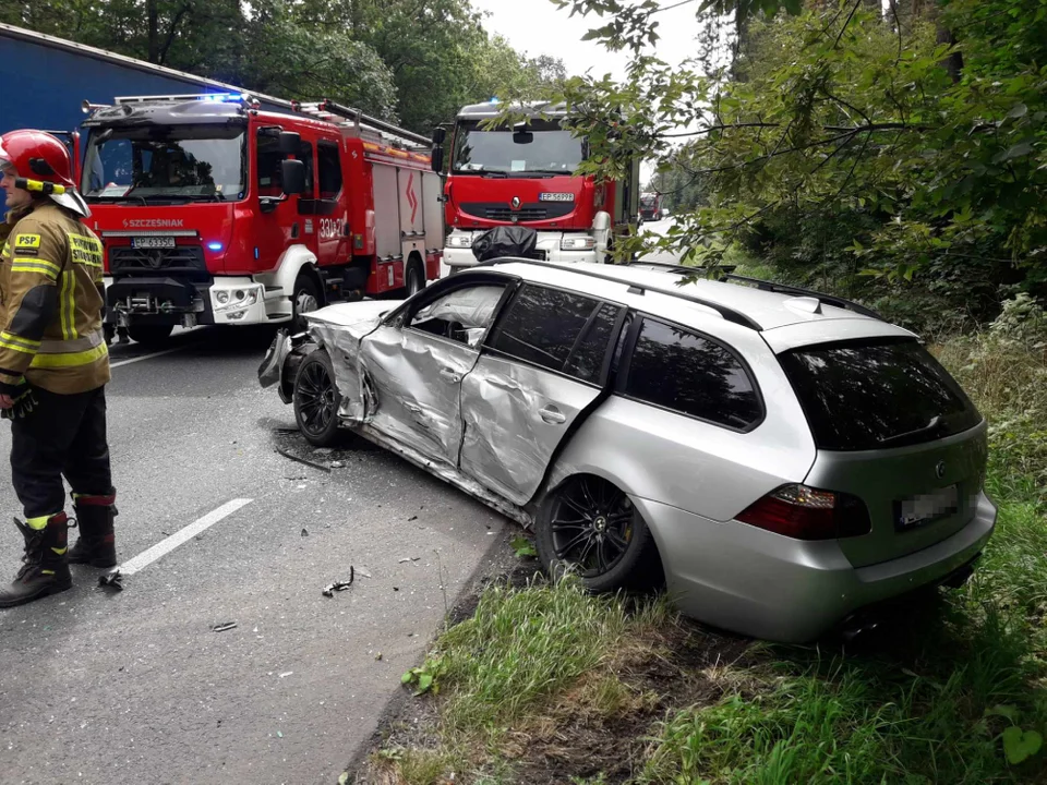 Wypadek z udziałem dwóch BMW - trzy osoby trafiły do szpitala. Duże utrudnienia w ruchu! - Zdjęcie główne