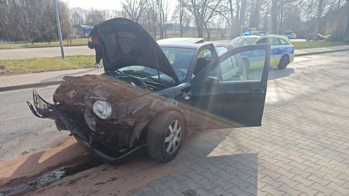 18-latek uderzył w krawężnik i słup. Na miejsce ruszyły służby