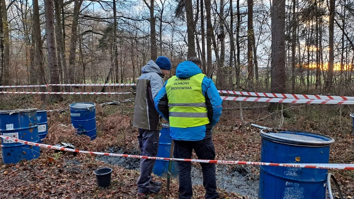 Wyciek z beczek z nieznaną substancją. Akcja służb w powiecie piotrkowskim - Zdjęcie główne