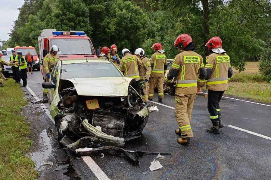 Czołówka pod Piotrkowem. Jedna osoba trafiła do szpitala - Zdjęcie główne