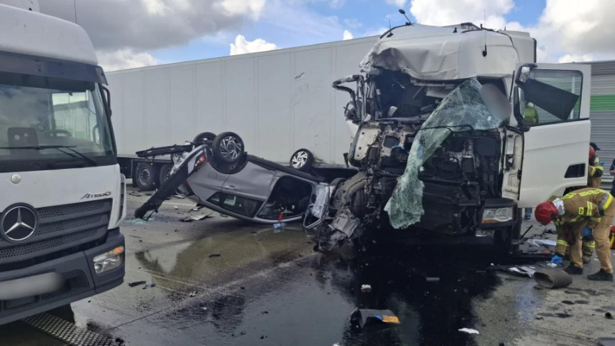 Autostrada pod Piotrkowem zablokowana. Wypadek dwóch ciężarówek