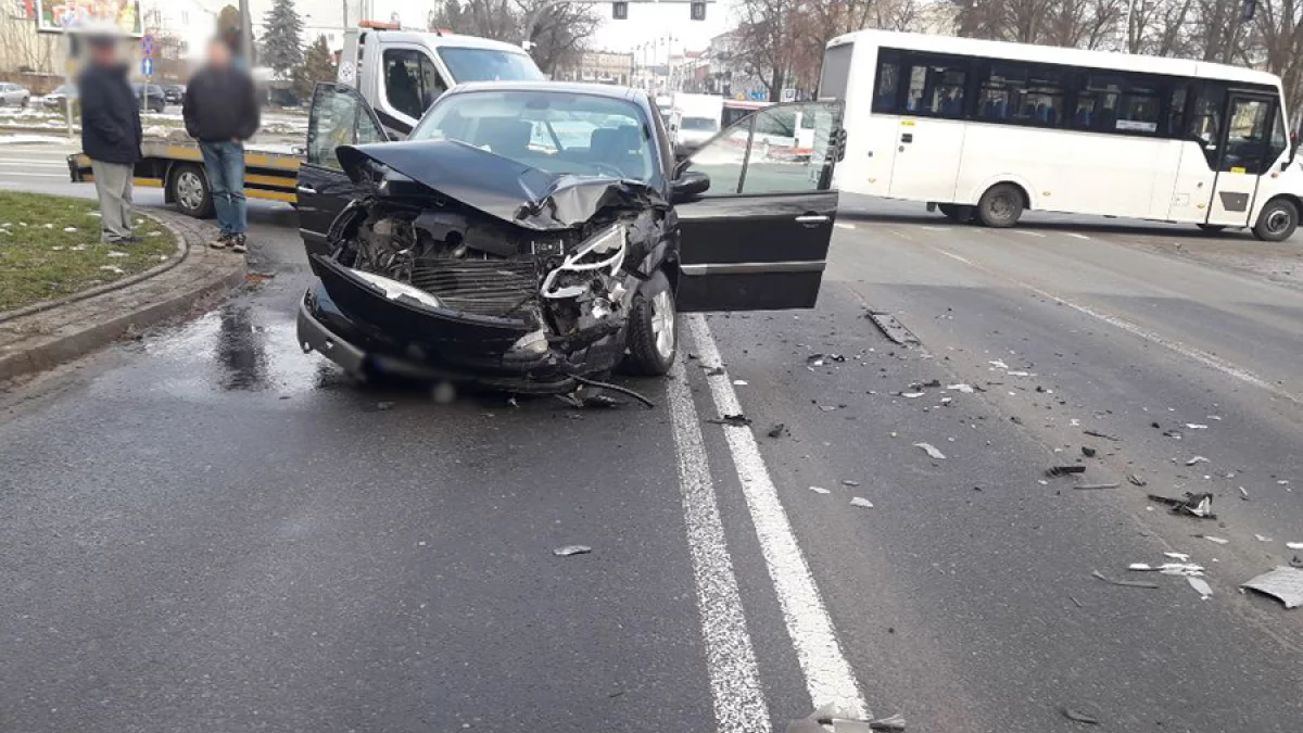 Wypadek w centrum Piotrkowa. Bus wjechał na czerwonym świetle [ZDJĘCIA] - Zdjęcie główne