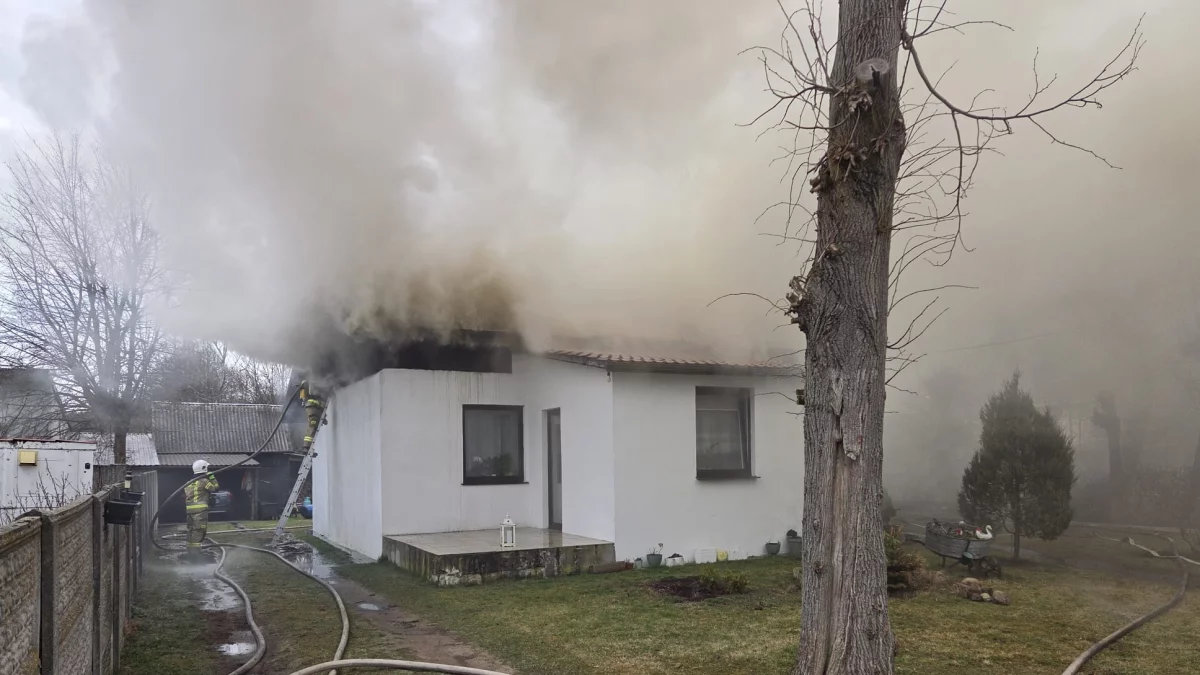 Pożar domu pod Piotrkowem. Na miejscu 6 zastępów, straty są ogromne