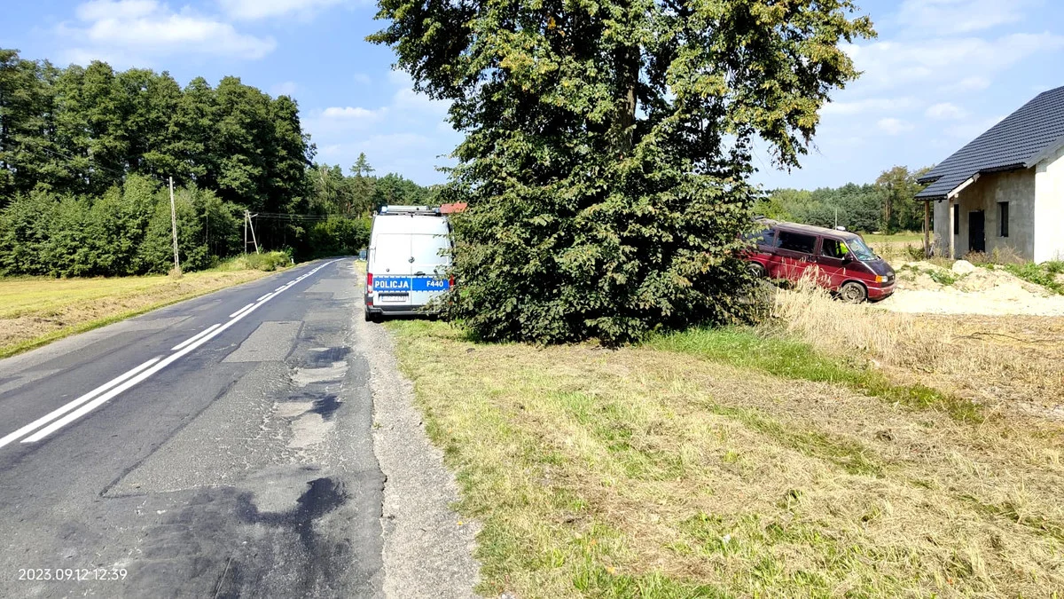 Kompletnie pijana kobieta wiozła 5-letnie dziecko. Pojazd zawisnął na skarpie - Zdjęcie główne