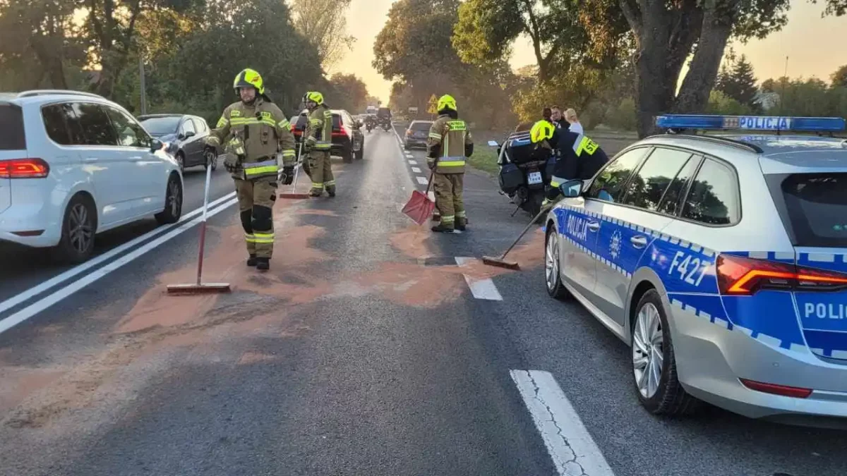 Zderzenie osobówki z motocyklem na DK12 - Zdjęcie główne