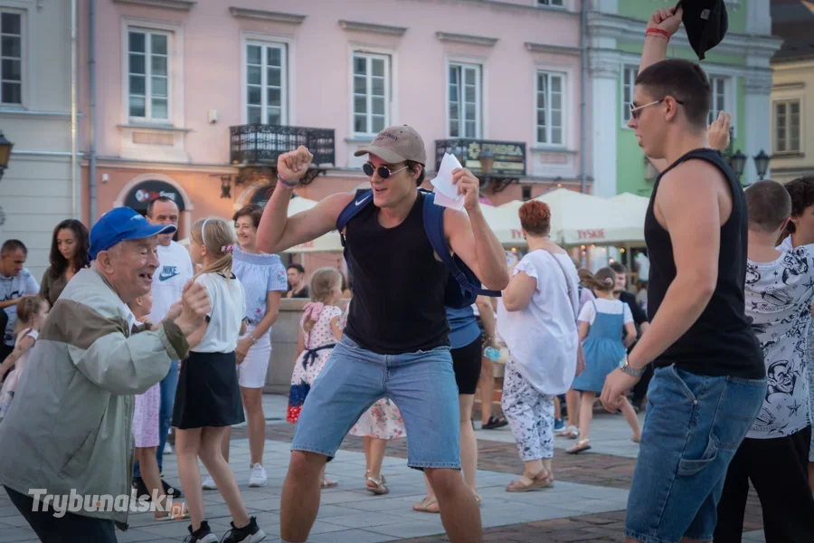 Ponownie zatańczą na Rynku Trybunalskim. Zbliża się Piotrkowska Potańcówka! [FOTO] - Zdjęcie główne