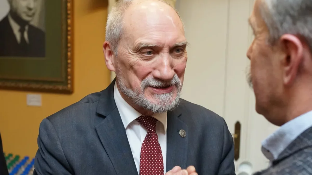 Antoni Macierewicz straci prawo jazdy? To, co zrobił nie ujdzie mu na sucho - Zdjęcie główne