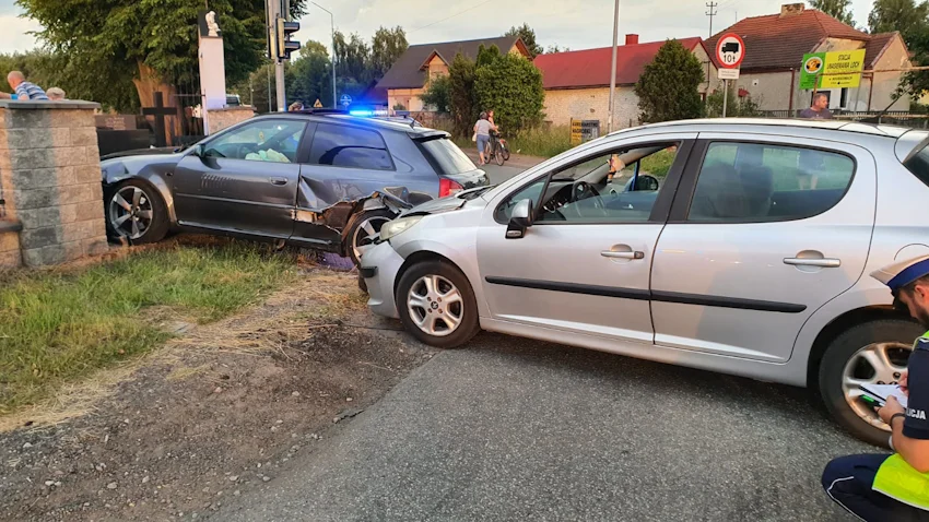 Rozbite auto wpadło na cmentarz. Dwie osoby trafiły do szpitala [FOTO] - Zdjęcie główne