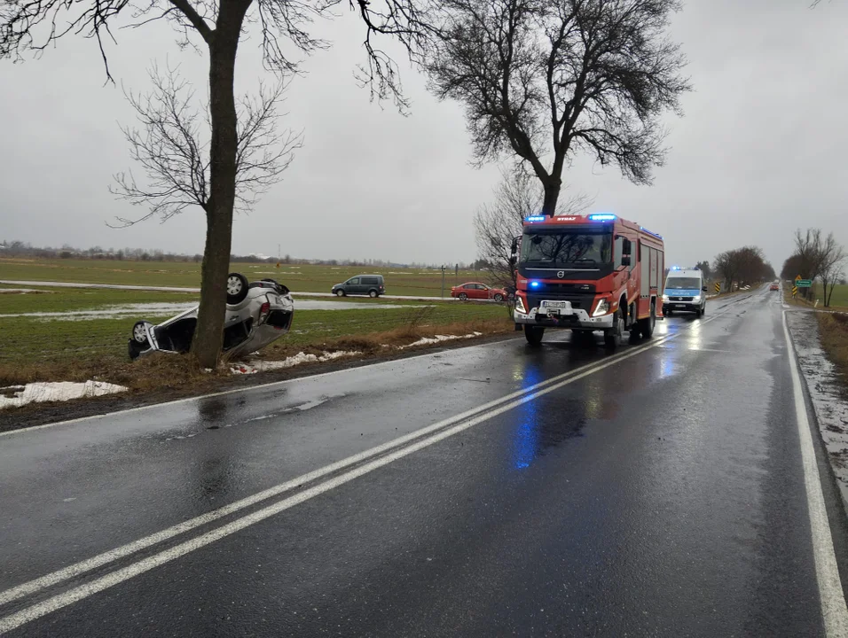 Samochód dachował na DK91. Jedna osoba trafiła do szpitala - Zdjęcie główne