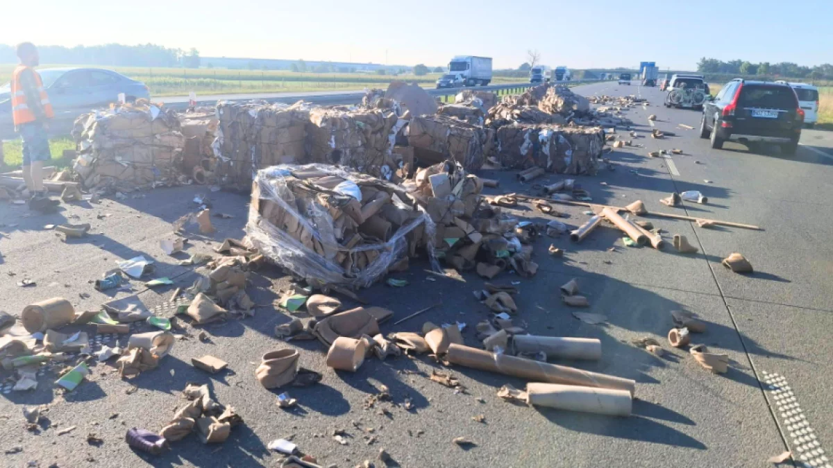 Utrudnienia na autostradzie A1 pod Piotrkowem. Pas w stronę Katowic zablokowała... makulatura