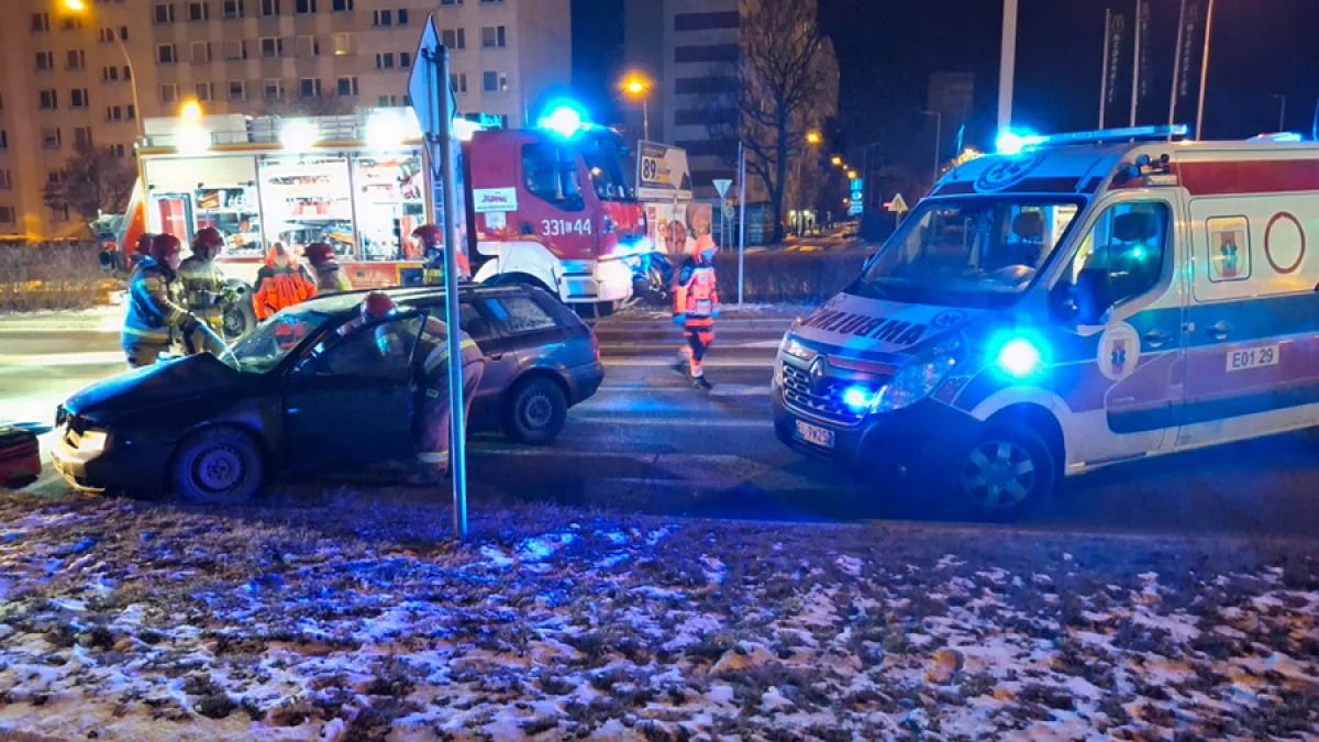 Wypadek z udziałem busa w Piotrkowie. Kilka osób trafiło do szpitala [ZDJĘCIA] - Zdjęcie główne