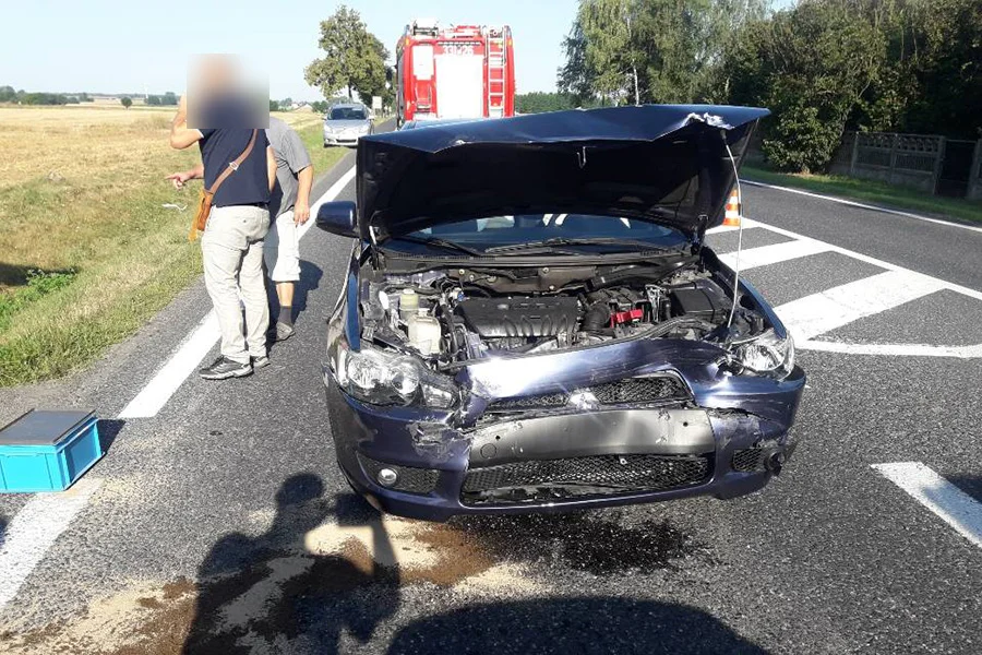 Niebezpiecznie na trasie Piotrków-Bełchatów. Jedna osoba trafiła do szpitala [ZDJĘCIA] - Zdjęcie główne