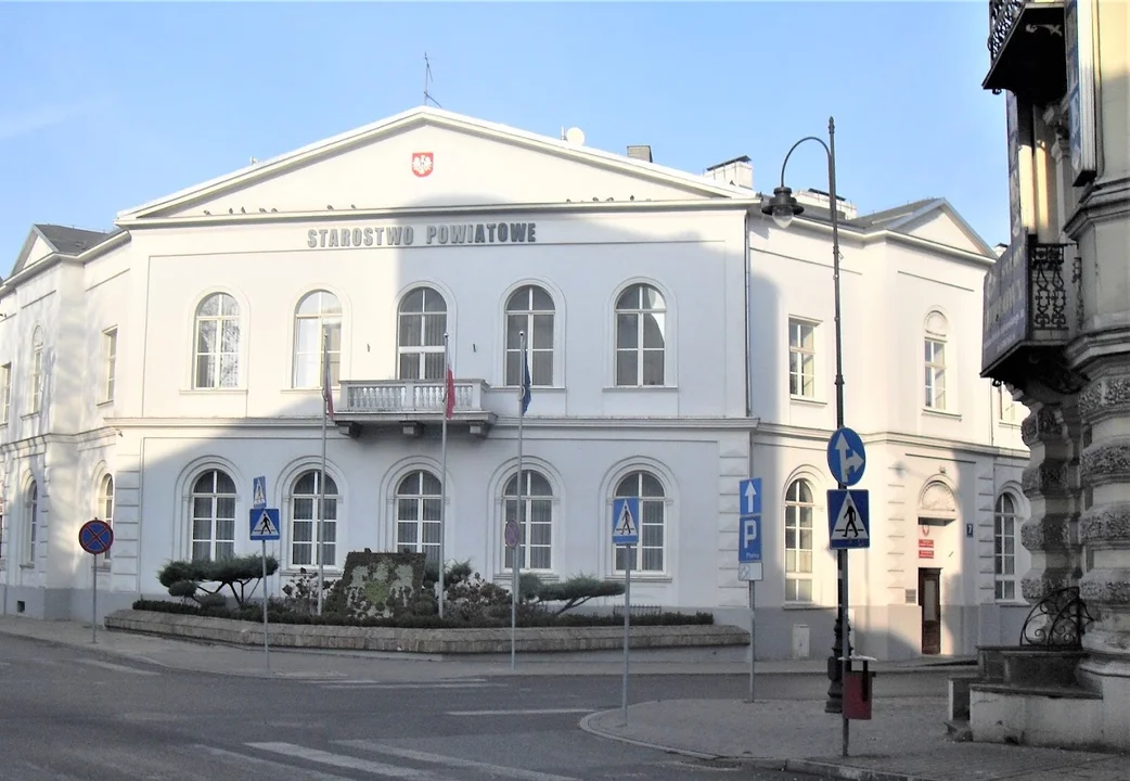 Nieruchomość na sprzedaż w powiecie piotrkowskim. Cena wywoławcza to kilka milionów - Zdjęcie główne