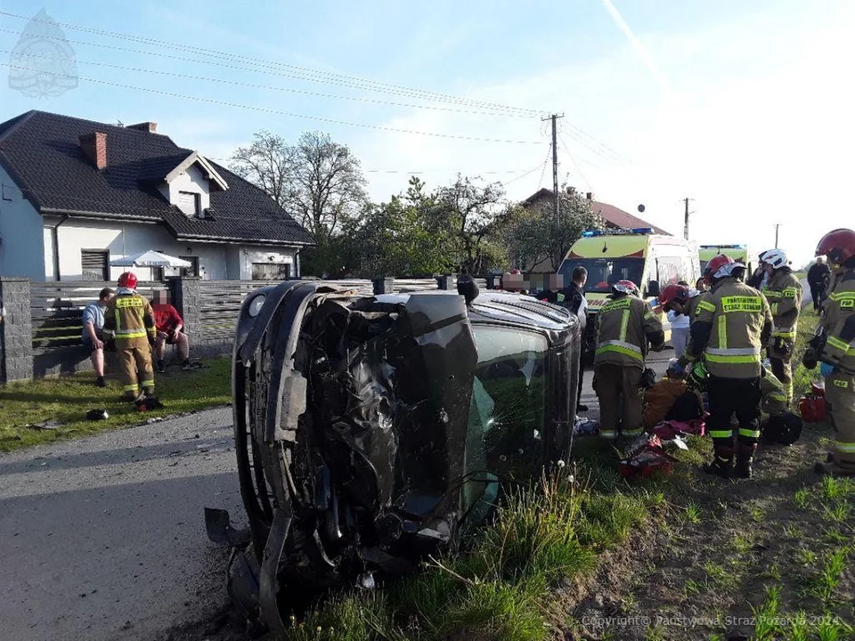 Wpadek z udziałem osobówki i dostawczaka w powiecie. Dwie osoby w szpitalu, w tym 15-latka [ZDJĘCIA] - Zdjęcie główne