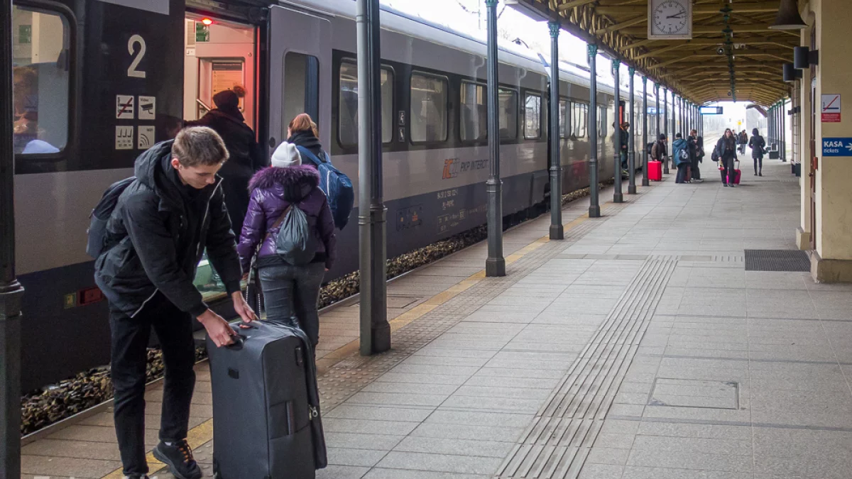 Świąteczne atrakcje na weekend. Pociągiem na jarmarki w Łódzkiem - Zdjęcie główne