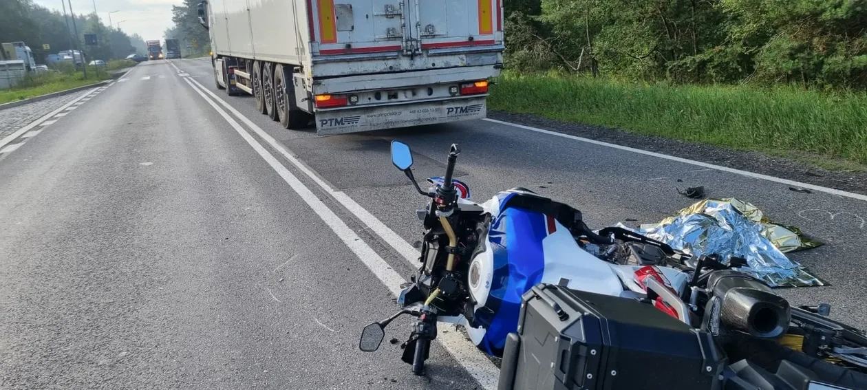 Groźnie pod Piotrkowem. Motocyklista zderzył się z ciężarówką [ZDJĘCIA] - Zdjęcie główne