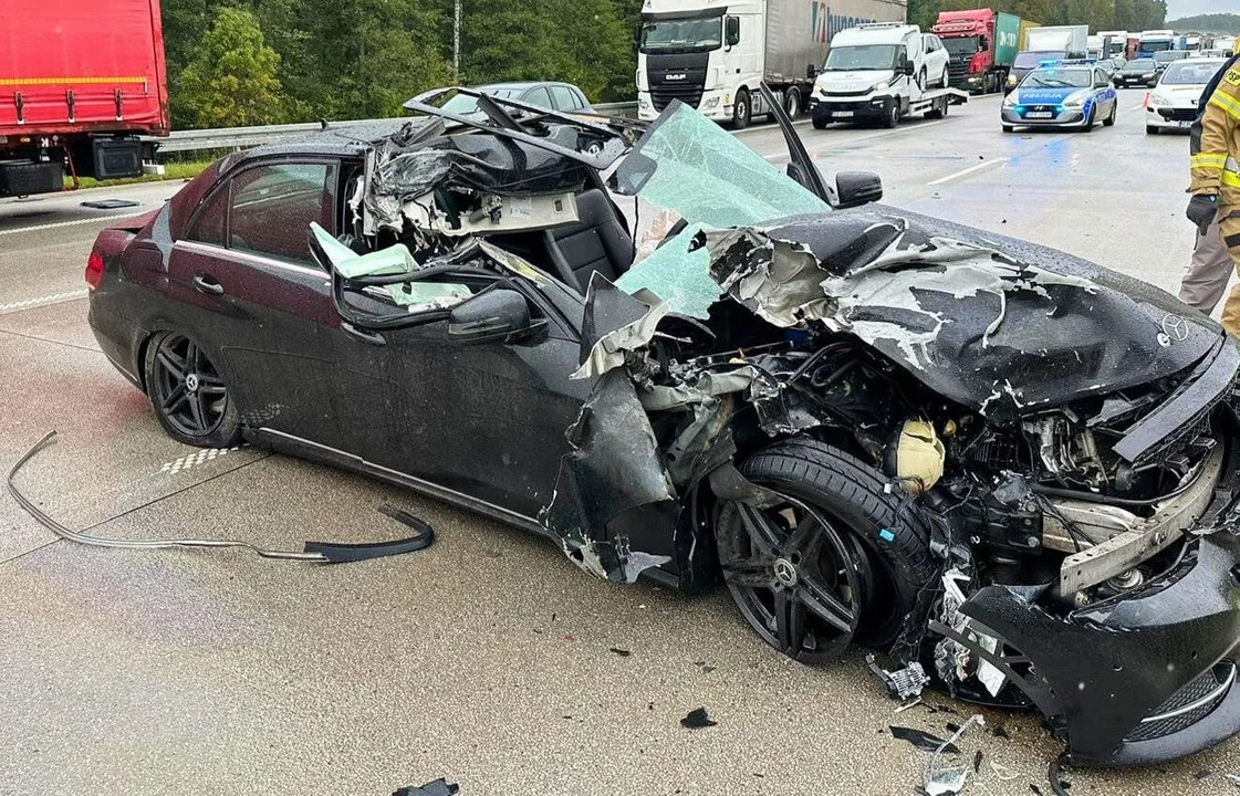 Osobówka uderzyła w tył ciężarówki. Wypadek na A1 - Zdjęcie główne