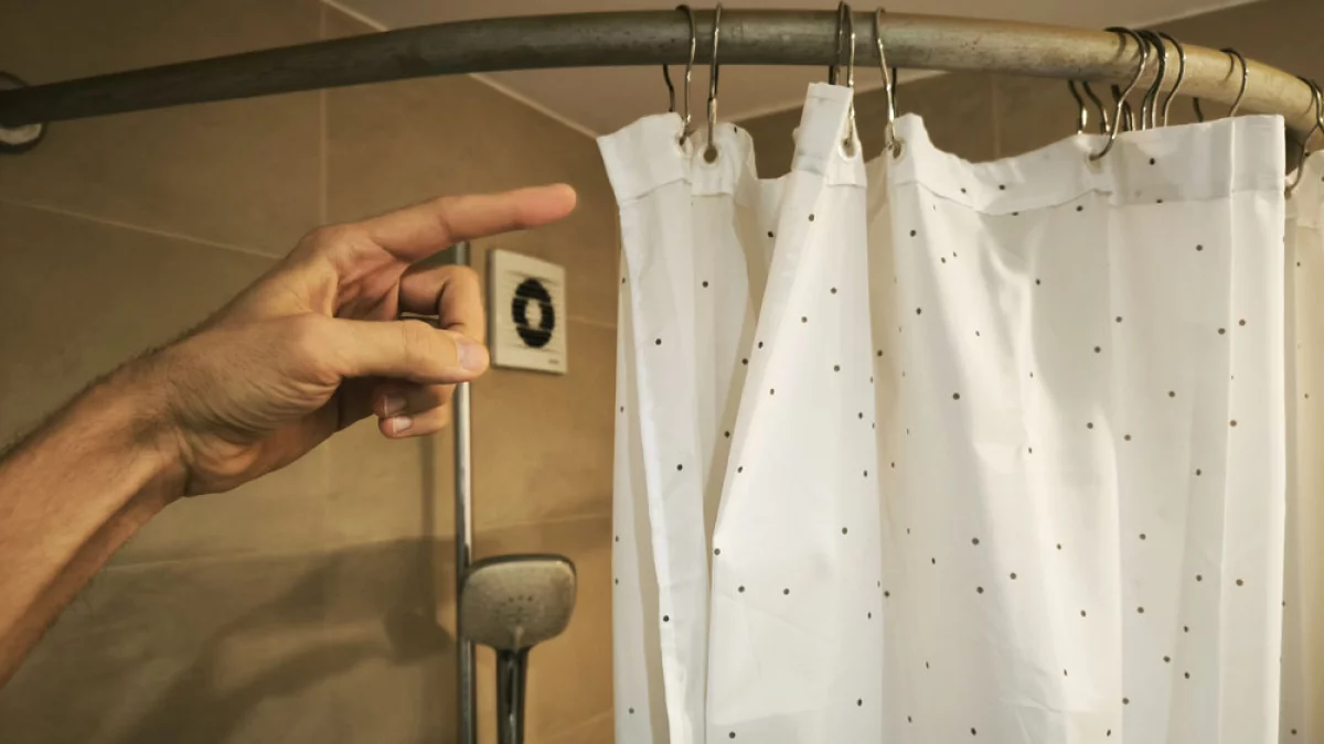 Jak wyczyścić firany, aby pachniały jak nowe, bez zdejmowania ich z karnisza