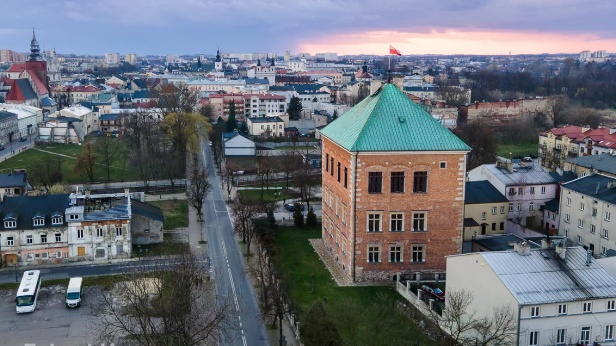 Urząd i piotrkowskie budynki zaświecą się na czerwono. Jaki jest powód? - Zdjęcie główne