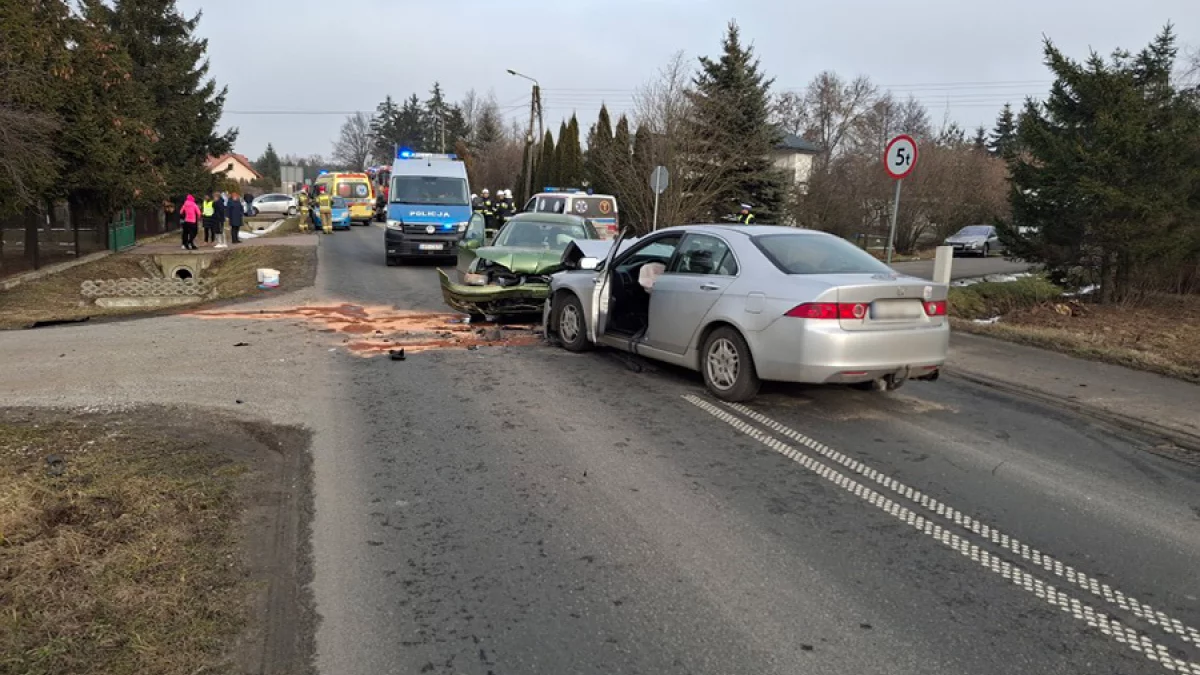 Pijany kierowca na drodze. Niedaleko Piotrkowa doszło do wypadku [ZDJĘCIA] - Zdjęcie główne