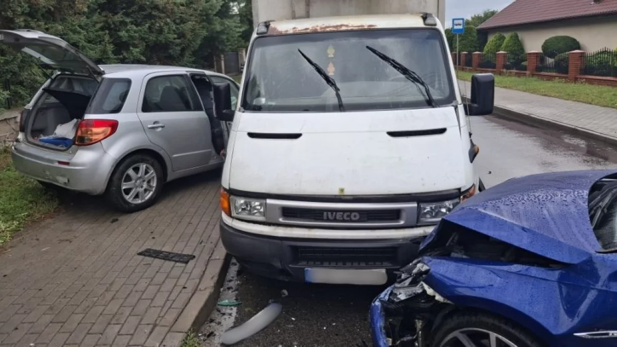 Wypadek w powiecie piotrkowskim. Trzy osoby trafiły do szpitala [ZDJĘCIA]