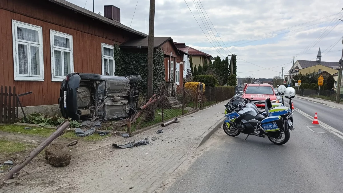 Przebił ogrodzenie i omal nie staranował domu. Groźny wypadek w powiecie piotrkowskim