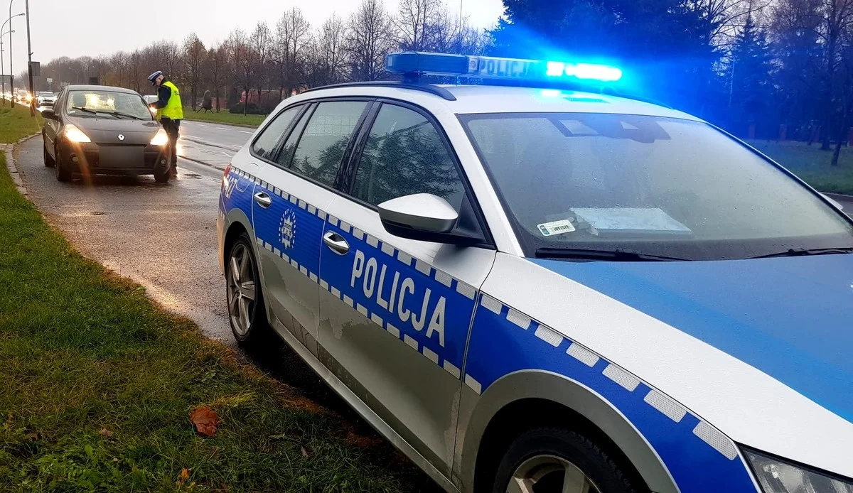 Kierowca wyprzedzał na przejściu dla pieszych. Policja apeluje o ostrożność! - Zdjęcie główne