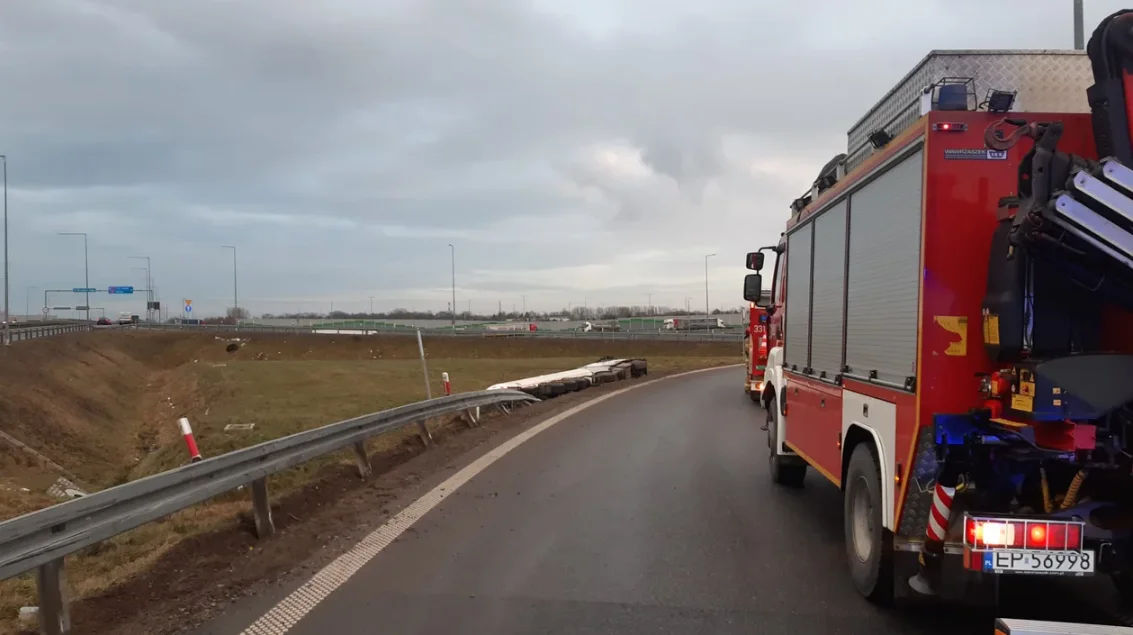 Ciężarówka spadła z nasypu przy A1. Kierowca kompletnie pijany. Wiemy, ile wydmuchał - szok! - Zdjęcie główne