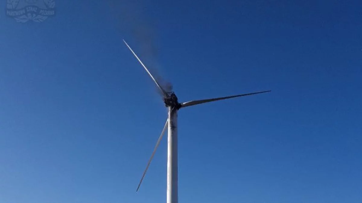 Pożar elektrowni wiatrowej pod Piotrkowem. Z góry spadały płonące elementy