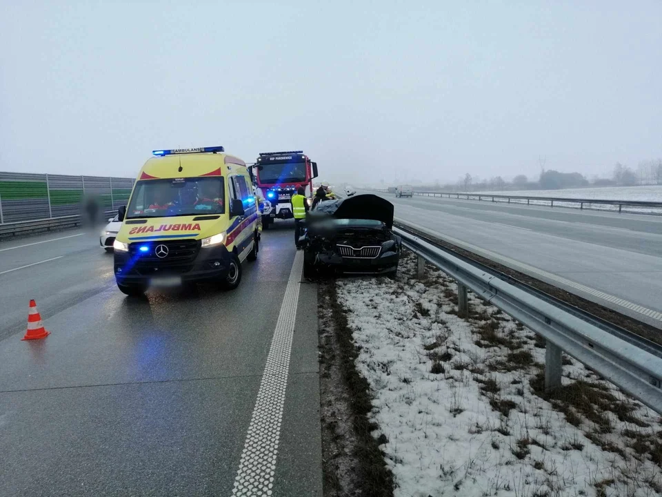 Zderzenie trzech osobówek na A1. Pojazdami podróżowało 5 osób - Zdjęcie główne