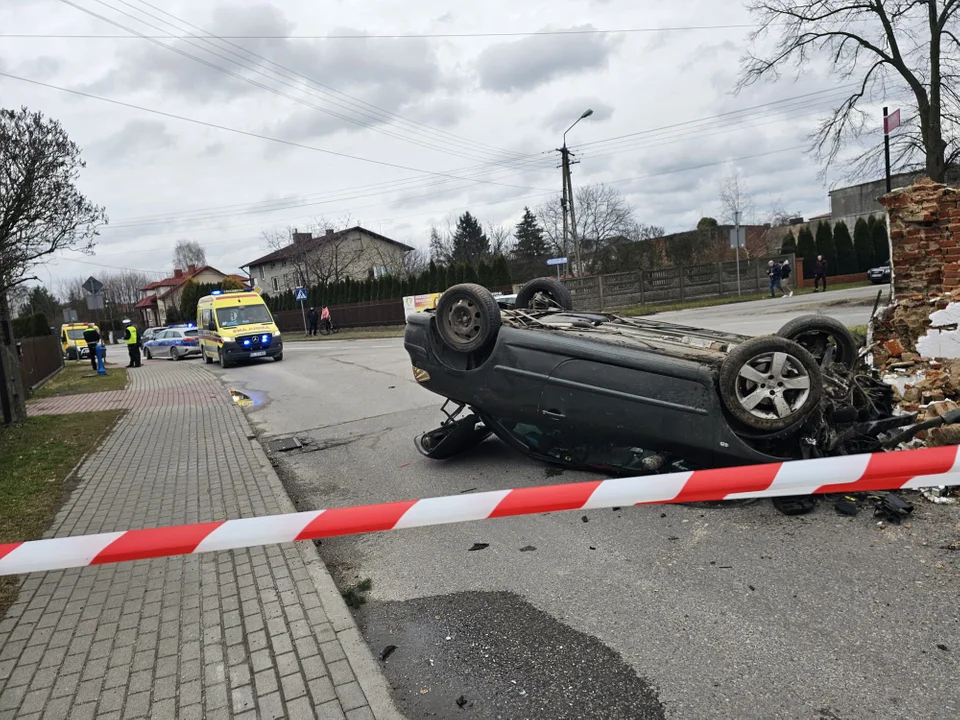 Pojazd uderzył w kapliczkę i dachował. W środku znajdował się kompletnie pijany mężczyzna – czy to on prowadził? - Zdjęcie główne