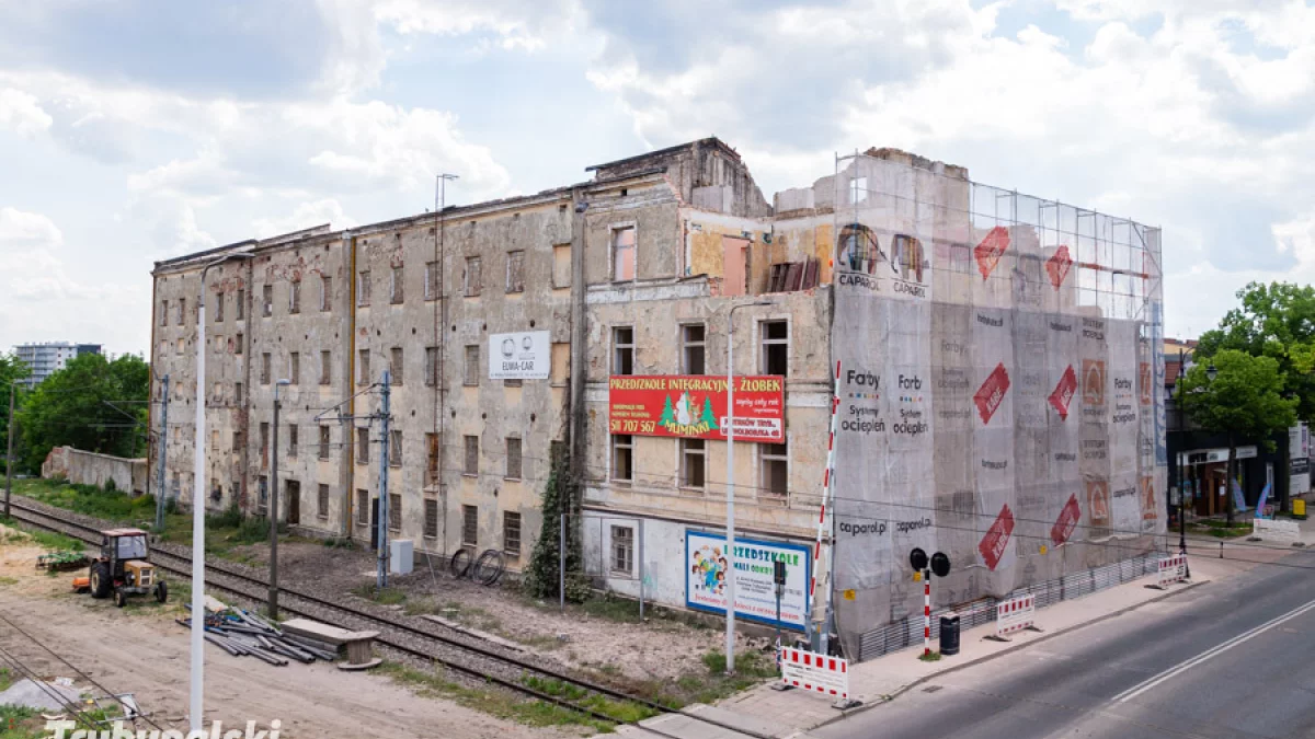 W Piotrkowie ruszyła rozbiórka. To jeden z najstarszych takich obiektów [ZDJĘCIA]
