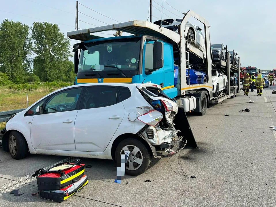 Kobieta zasnęła za kierownicą na A1? Dwie osoby trafiły do szpitala! - Zdjęcie główne