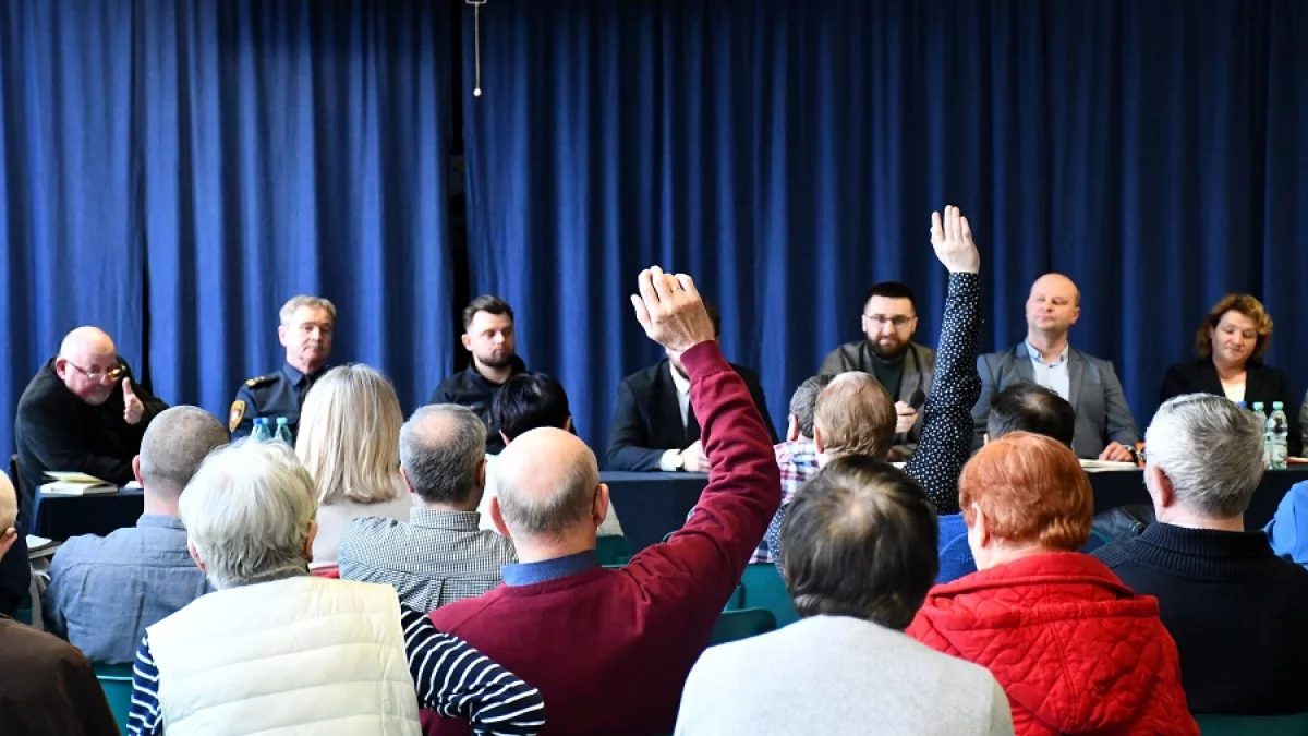 Brak miejsc parkingowych, przejścia dla pieszych i wandalizm. Odbyło się spotkanie z piotrkowianami [SONDA] - Zdjęcie główne