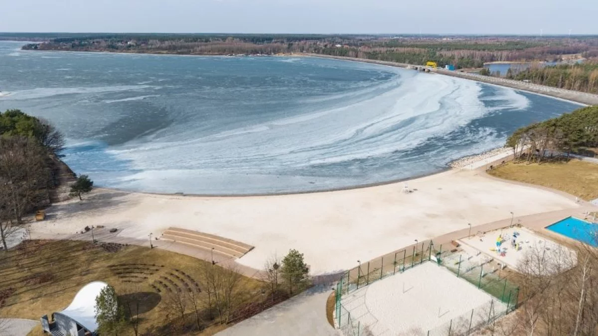 Taka plaża w centrum Polski. Obok stoi zabytkowa perełka