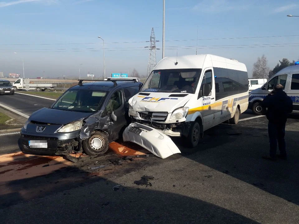 Wypadek w Piotrkowie Trybunalskim. Trzy osoby poszkodowane [FOTO] - Zdjęcie główne