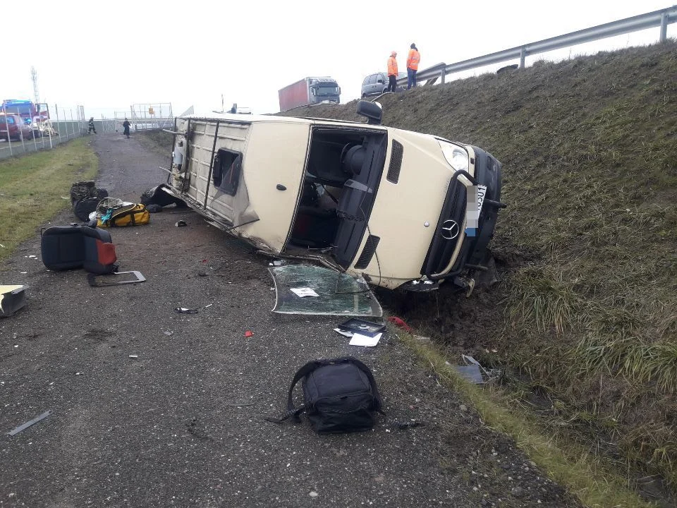 Groźny wypadek na A1! Bus przebił bariery i spadł do rowu – są ranni! [ZDJĘCIA] - Zdjęcie główne