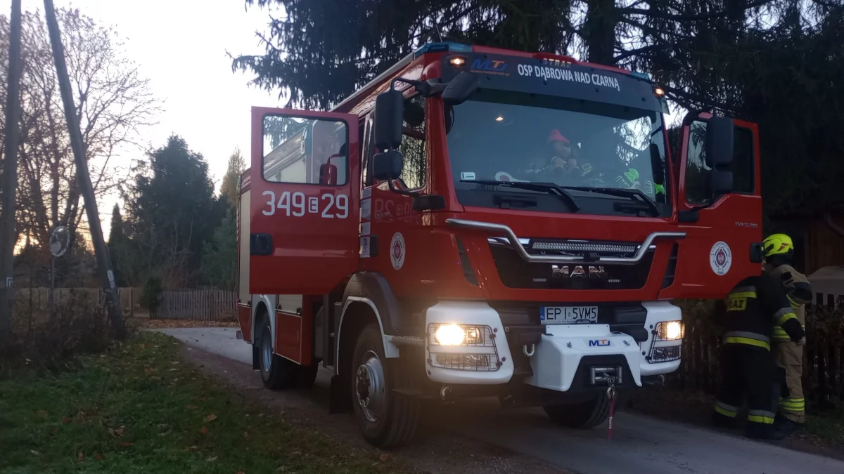 Mężczyzna uwięziony w studzience. Akcja strażaków w powiecie piotrkowskim - Zdjęcie główne