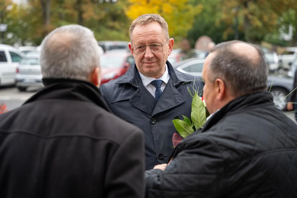 Minister Robert Telus wydał ponad 11 tys. zł na kwiatki. Ile kosztuje utrzymanie biura posła z PiS? - Zdjęcie główne